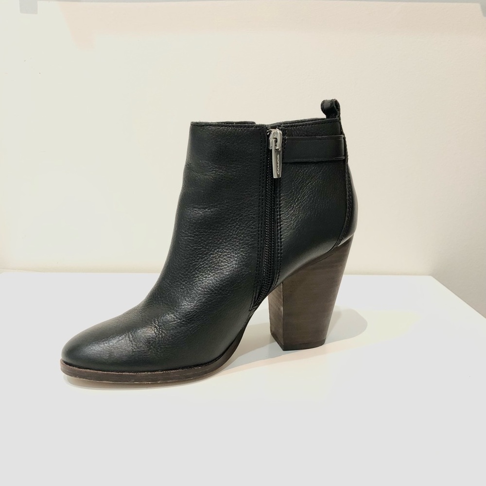 Coach: Women’s Hewes Leather Inside Zip Heeled Bootie Size: 7.5